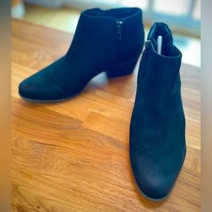 Blondo waterproof suede ankle books with silver side zip — size US 10M